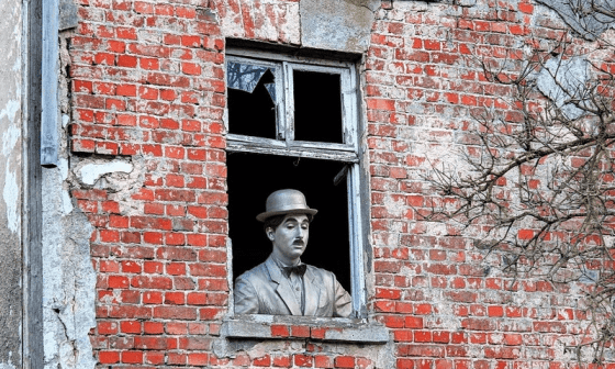 Charles Chaplin en la ventana. 