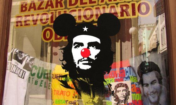 Imagen del Che Guevara en productos en un bazar en La Habana.