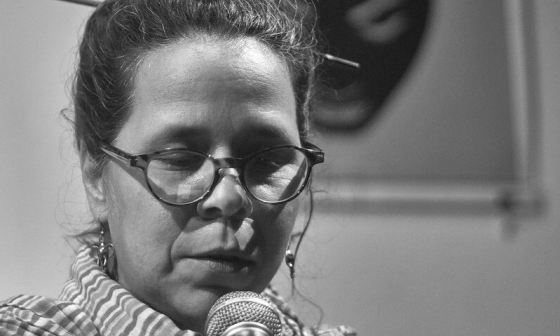 Claudia Expósito leyendo poesía en público.