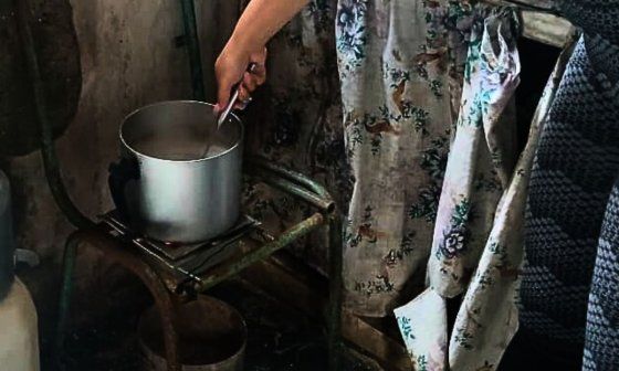 ´Cocina cubana improvisada con armazón de silla durante crisis energética.