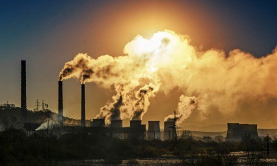 Fábricas emiten gases de efecto invernadero.