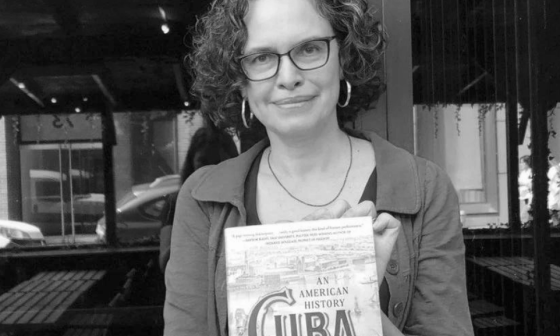 Dana Ferrer sosteniendo su libro.