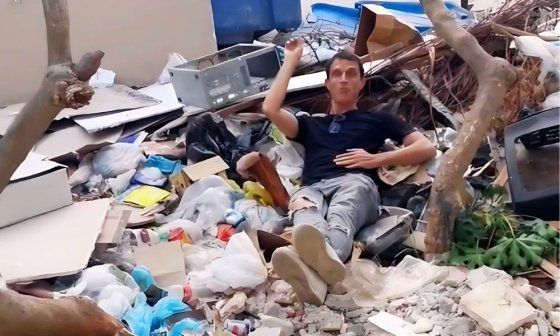 El humorista cubano Jardiel en una loma de basura.