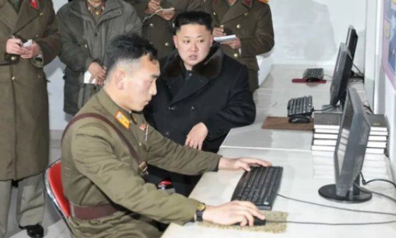 Kim Jong-un, gobernante de Corea del Norte, controla a un informático