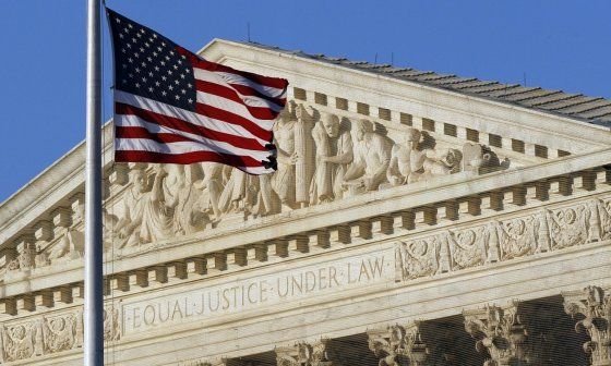 Corte Suprema de los Estados Unidos con la bandera del país al frente