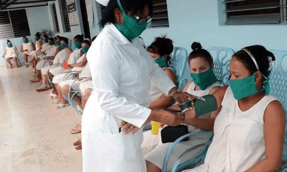 Mujeres embarazadas en centros de salud cubanos. 