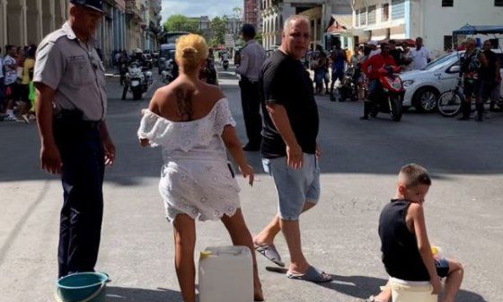 Vecinos cierran una calle de La Habana para protestar por la falta de agua potable.