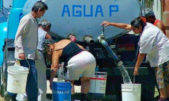 Cubanos acarreando agua potable.