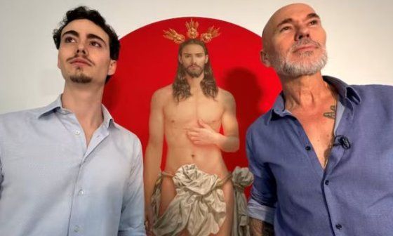 El pintor español Salustino García (derecha), junto a su hijo Horacio (izquierda), modelo para el cartel de la Semana Santa de Sevilla de 2024 (al centro).