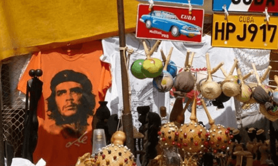 Souvenirs con temática sobre Cuba y el comunismo cubano.