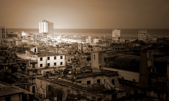 Edificios de La Habana, el mar al fondo.