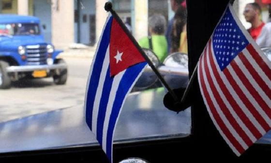 Banderas de Cuba y Estados Unidos en interior de un auto en Cuba
