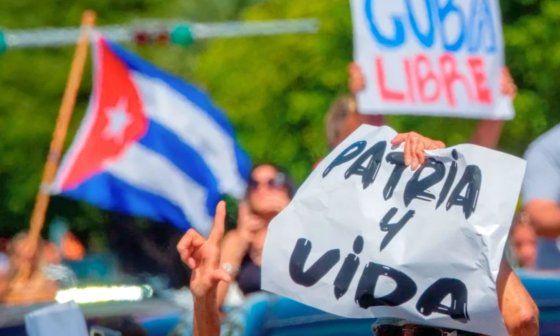 Cubanos manifestándose por la libertad de Cuba.