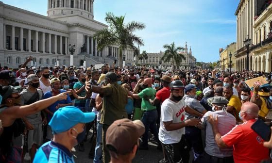 Protestas en Cuba frente al Capitolio de La Habana.