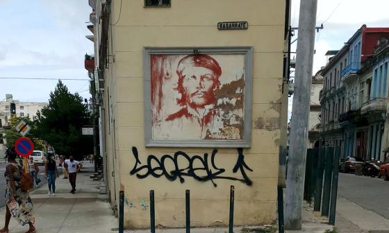 Imagen borrosa del Che Guevara en una calle de La Habana.