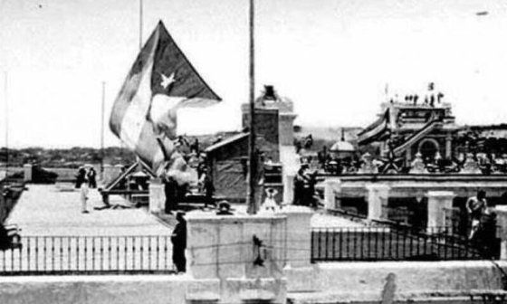 Foto antigua muestra el momento cuando izaran la bandera cubana durante la constitución de la República en 1902.