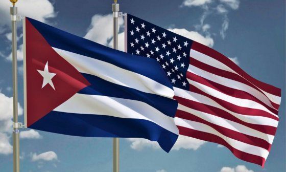 Banderas de Cuba y Estados Unidos.