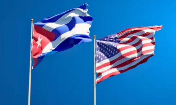 Banderas de Cuba y Estados Unidos.
