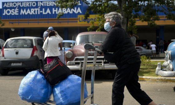 Mujer en el Aeropuerto José Martí.