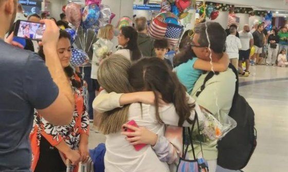 Cubanos en aeropuerto de Miami.