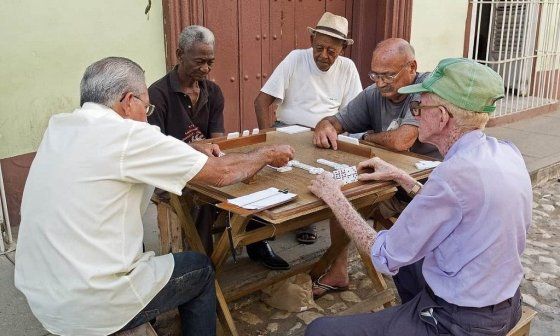 Cubanos jugando dominó.