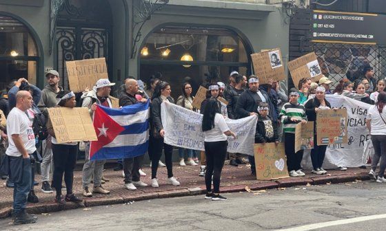 Cubanos se manifiestan en Uruguay.