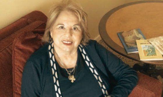 Poeta argentina Marta Macías junto a sus libros. Cuestionario Deslinde