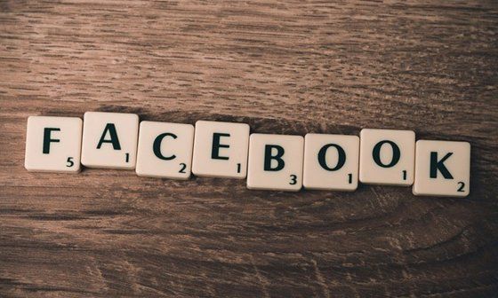 Dados que forman la palabra Facebook