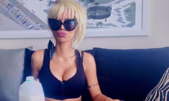 "Dura Magaly". Muchacha rubia con gafas y pomo de agua