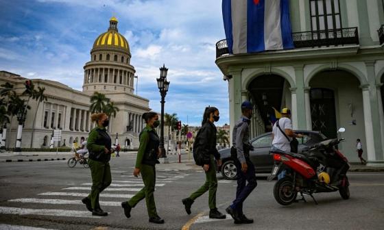 policías caminando