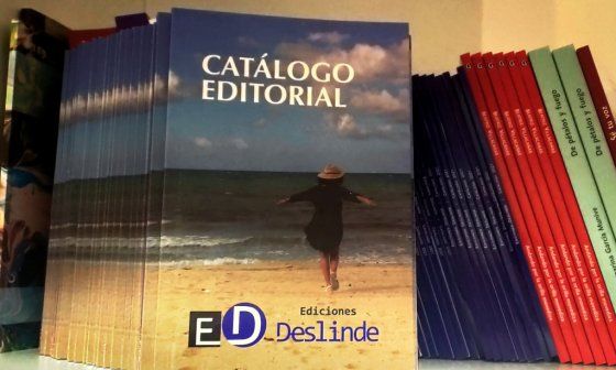 Catálogo de Ediciones Deslinde en un estante. Mujer corre hacia el mar