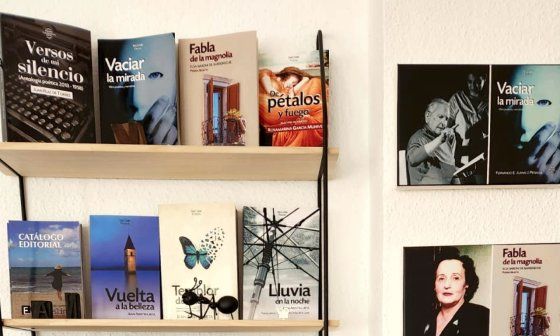 Libros y escritores de ediciones deslinde en estante