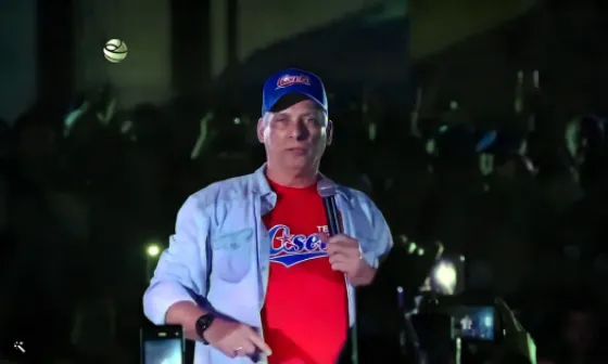 Miguel Díaz-Canel usando el uniforme del equipo Cuba en un acto de propaganda electoral.