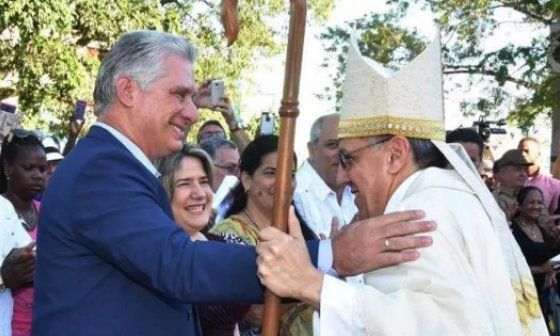 Díaz-Canel junto al obispo cubano Arturo González Amador.