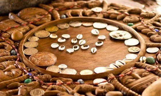 Caracoles del dilogún, oráculo de la religión afrocubana.