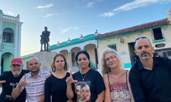 Los firmantes de la carta en el Parque Martí de Camagüey.