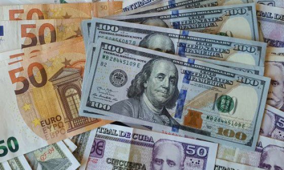 Euros, dólares y pesos cubanos