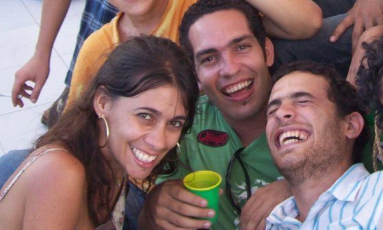 Duniesky Martín –trago en mano– durante el tránsito entre su vida estudiantil y profesoral. En la instantánea también figuran sus colegas Yinet y Nelsito. Fundación Ludwig, 2009.