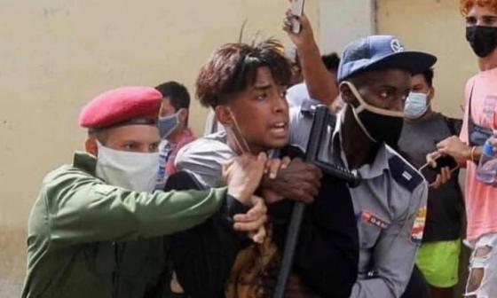 Joven cubano detenido en las protestas.