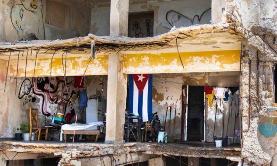 Edificio en ruinas ocupado por familias en Miramar, La Habana (2025). Foto de Marcel Villa.