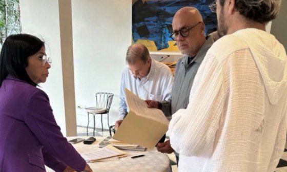 Los políticos chavistas Delcy Rodríguez y Jorge Rodríguez dentro de la Emabajda de España con el embajador y Edmundo González.