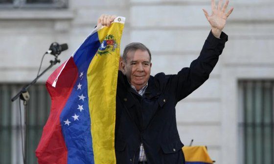 Edmundo González Urrutia en un acto público.