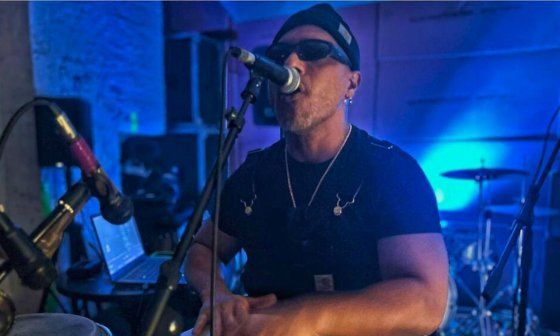 El Diamante, integrante del grupo musical Diamond Dust Project en Brauni House Project, Berlín, Alemania (2026). 