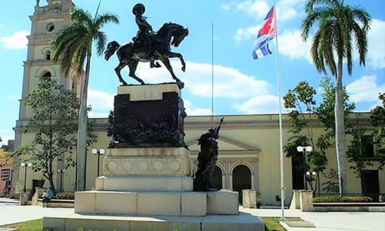 El Parque Agramonte de Camagüey, con la estatua ecuestre de El Mayor.