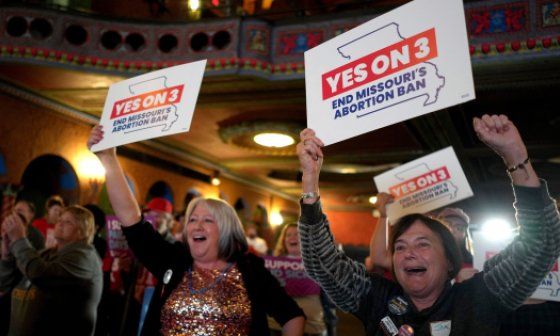 Estadounidenses celebran el blindaje del derecho al aborto en Missouri.