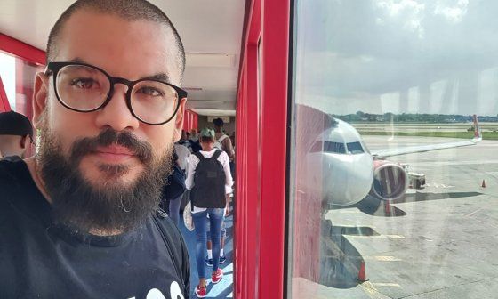 Ariel Maceo en el Aeropuerto Internacional José Martí de La Habana, a punto de volar hacia Managua, Nicaragua (2023).