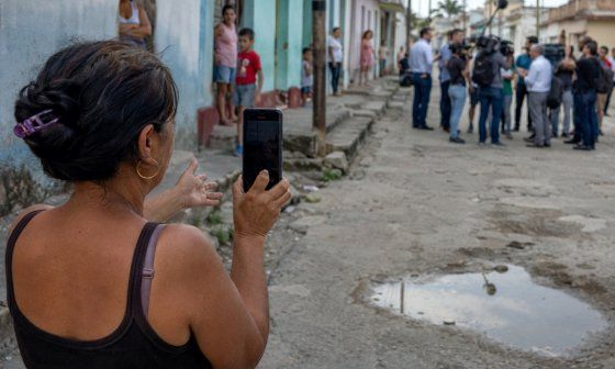 Encuesta de Cuba Adentro. Una mujer en un pueblo del interior filma con su móvil.