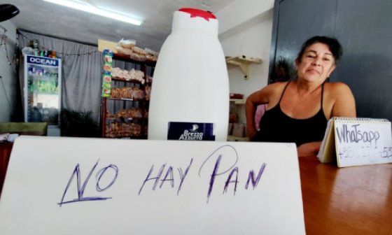 Cartel de "No Hay pan" en una panadería cubana.