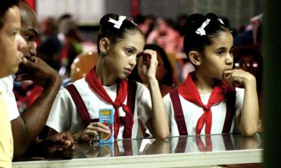 Alumnas de primaria en uniforme