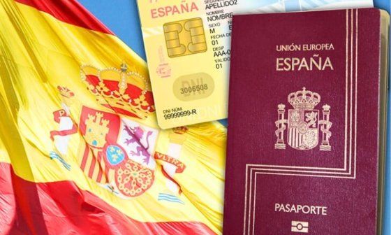 Bandera de España, documento de identidad y pasaporte.